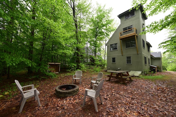Fire Pit and Picnic Table in Back Yard