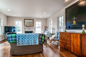 Living Room | Free WiFi | Cable TV