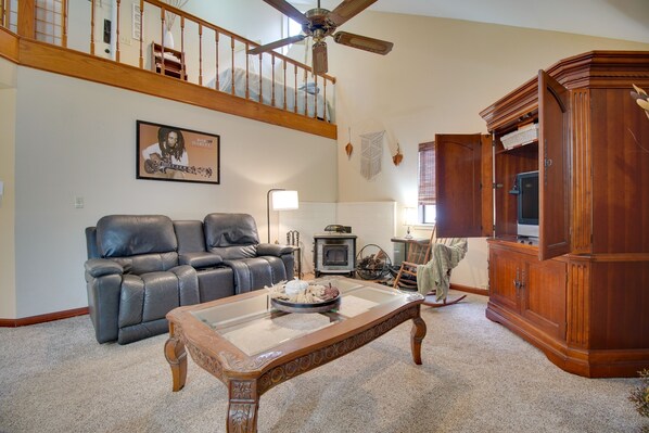 Tahlequah Vacation Rental | 2BR | 1BA | 1,900 Sq Ft | 1 Small Step for Entry