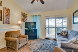 Living Room | Open Floor Plan | Free WiFi | Central A/C & Heating