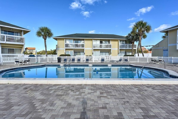 Destin Vacation Rental | Studio | 1BA | 480 Sq Ft | Stairs Required