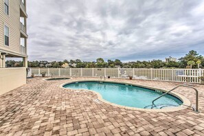 Community Amenities | Pool + Hot Tub