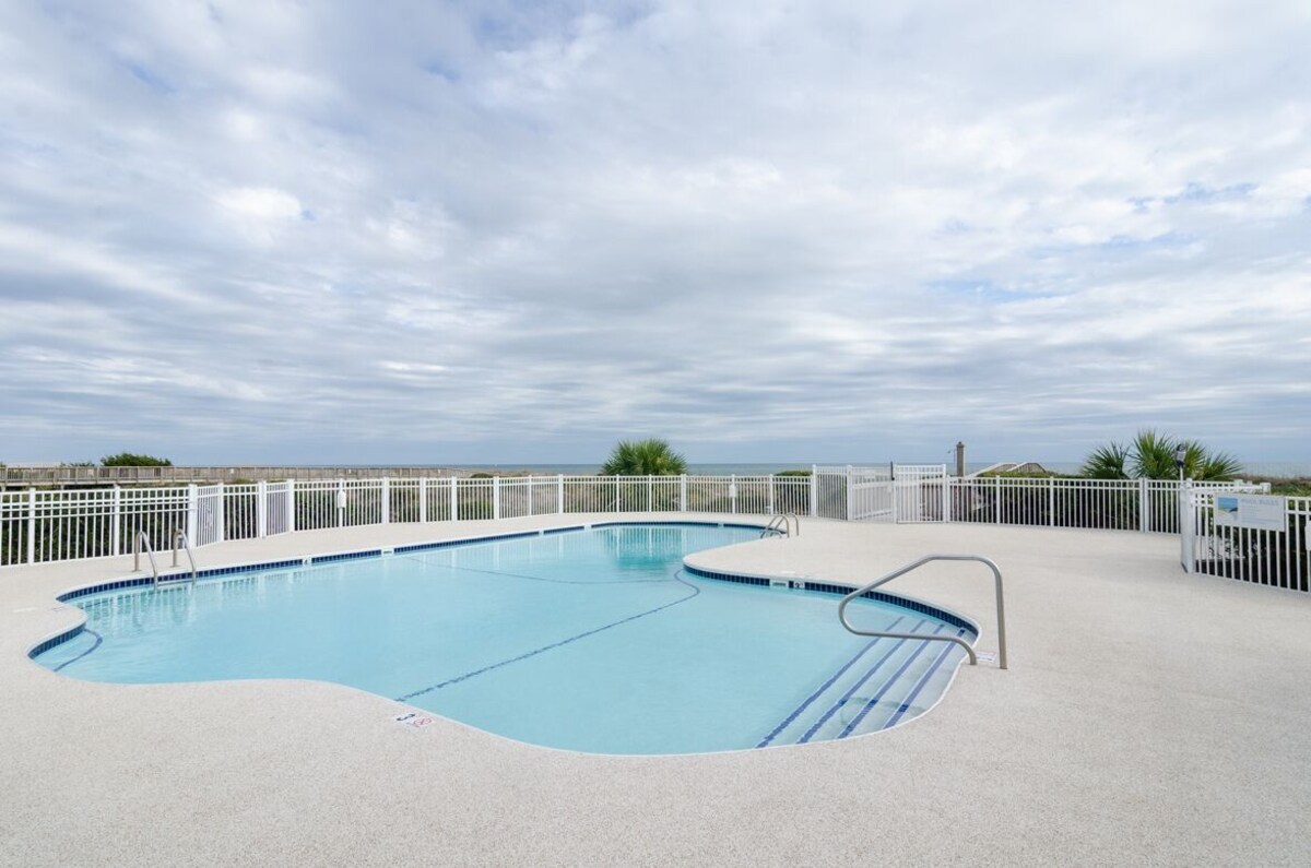 Comfortable oceanfront condo in Wrightsville Dunes