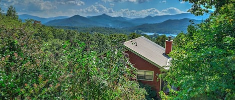 Hiawassee Vacation Rental Cabin | 3BR | 2BA | 900 Sq Ft | Stairs Required