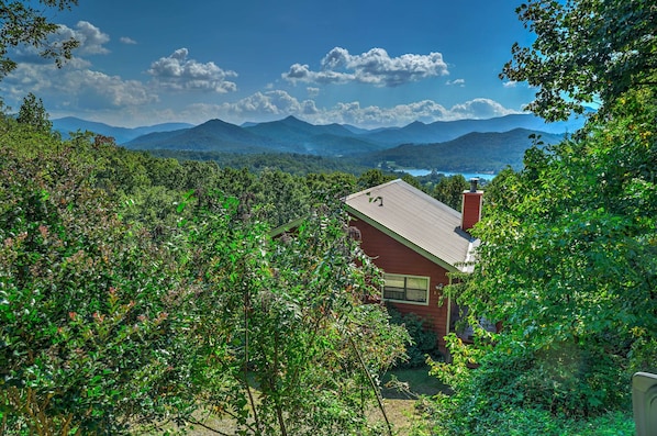 Hiawassee Vacation Rental Cabin | 3BR | 2BA | 900 Sq Ft | Stairs Required