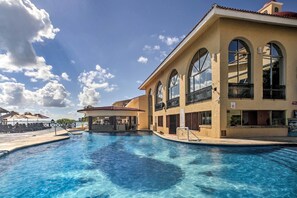Resort Amenities (Addt'l Fee) | Pool | Swim-Up Bar