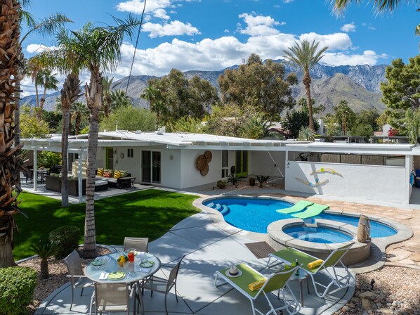 Gorgeous desert oasis