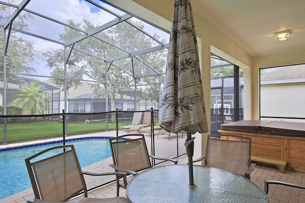 Oversize Lanai Features Your Own Private Pool and Stand Alone Hot Tub!