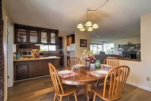 The interior offers numerous common areas, so it's easy to stay connected.