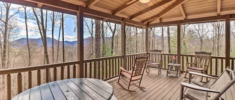 Cashiers Vacation Rental | 4BR | 3.5BA | 2,800 Sq Ft | Steps Required | Winter