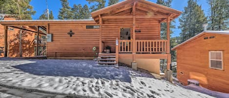 Cloudcroft Vacation Rental | 3BR | 2BA | 836 Sq Ft | Step-Free Access