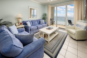 Spacious beach front living room - A spacious, airy feeling is provided by the open floor plan of the living room, dining area and kitchen.