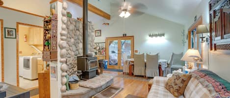 Placerville Vacation Rental | 2BR | 2BA | 1,000 Sq Ft | Stairs Required
