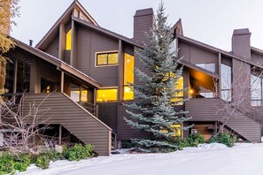 Bright & Spacious High End, Luxury Townhome - ALL NEW December 2019!