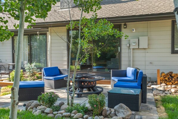 Cozy evenings under the stars! Perfect spot to gather with friends and unwind.