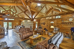 Living Room | Free WiFi | Roku TV | Open-Concept Layout