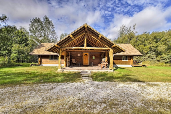 Valders Vacation Rental | 2BR | 2.5BA | 2,800 Sq Ft | Stairs to Access
