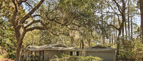 Hilton Head Vacation Rental | 4BR | 3BA | 1,980 Sq Ft | Half-Step to Access