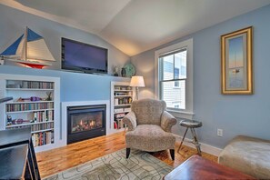 Living Room | Updated Interior | Central Heating | Air Conditioning | Free WiFi