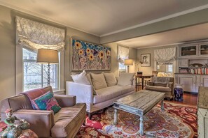 Living Room | Free WiFi | Cable TV