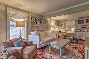 Living Room | Free WiFi | Cable TV