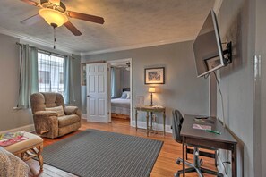Living Room | Queen Bed | Free WiFi | A/C & Heat | Cable TV