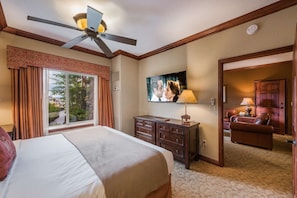 Master Bedroom w King Bed, Cable HDTV, Oversized Jetted Soaking Tub