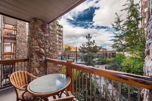 Private Balcony w Pool & Mountain Views