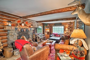 Living Room | Free WiFi | Pet Friendly