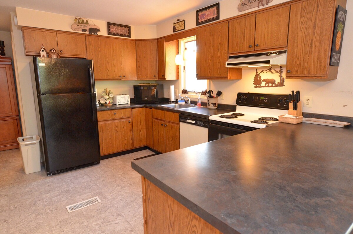 Dog Friendly Home, Close to the Beach w/ Canoe, Brookside w/ Wooded Yard