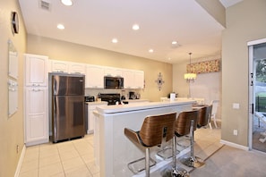 Kitchen w/Breakfast Bar Seating for 3