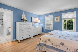Main level Bedroom #1 with King Bed and ensuite bathroom (#1) - 13 Monomoy Circle Chatham Cape Cod - BreakAway - NEVR