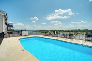 Community Amenities | Pool & Hot Tub