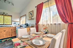 Dining Area | Dishware/Flatware Provided