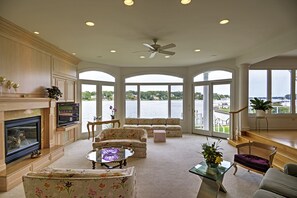 Living Room | Gas Fireplace | Cable TV | Pullout Bed | Main Level