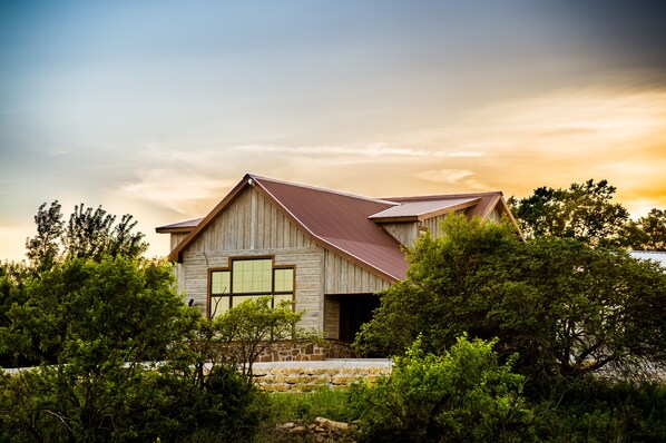 Cedar Vale Vacation Rental | 4BR | 3BA | 2,700 Sq Ft | Stairs Required