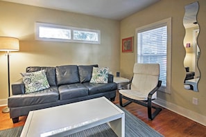 Living Room | Smart TV | Free WiFi | Central A/C & Heat | Queen Sleeper Sofa