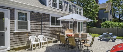 Outdoor dining on patio - 54 Hiawatha Road Harwich Port Cape Cod New England Vacation Rentals