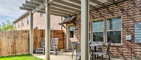 College Station Vacation Rental | Townhome | 4BR | 4.5BA | 2,000 Sq Ft