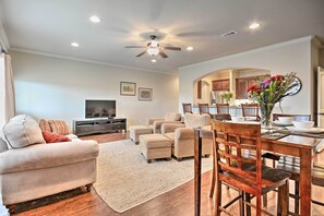 Living Room/Dining Area | Step-Free Access | Free WiFi