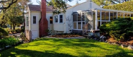 Petaluma Vacation Rental | 2BR | 1.5BA | 2,200 Sq Ft | 1 Step for Access