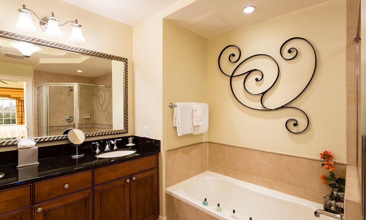 Spacious Condo with Balcony and Golf Views at Reunion