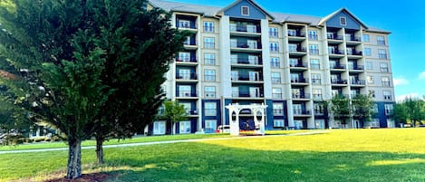 Stay in the heart of Pigeon Forge at our 3 bedroom condo, Mountain View #3407!