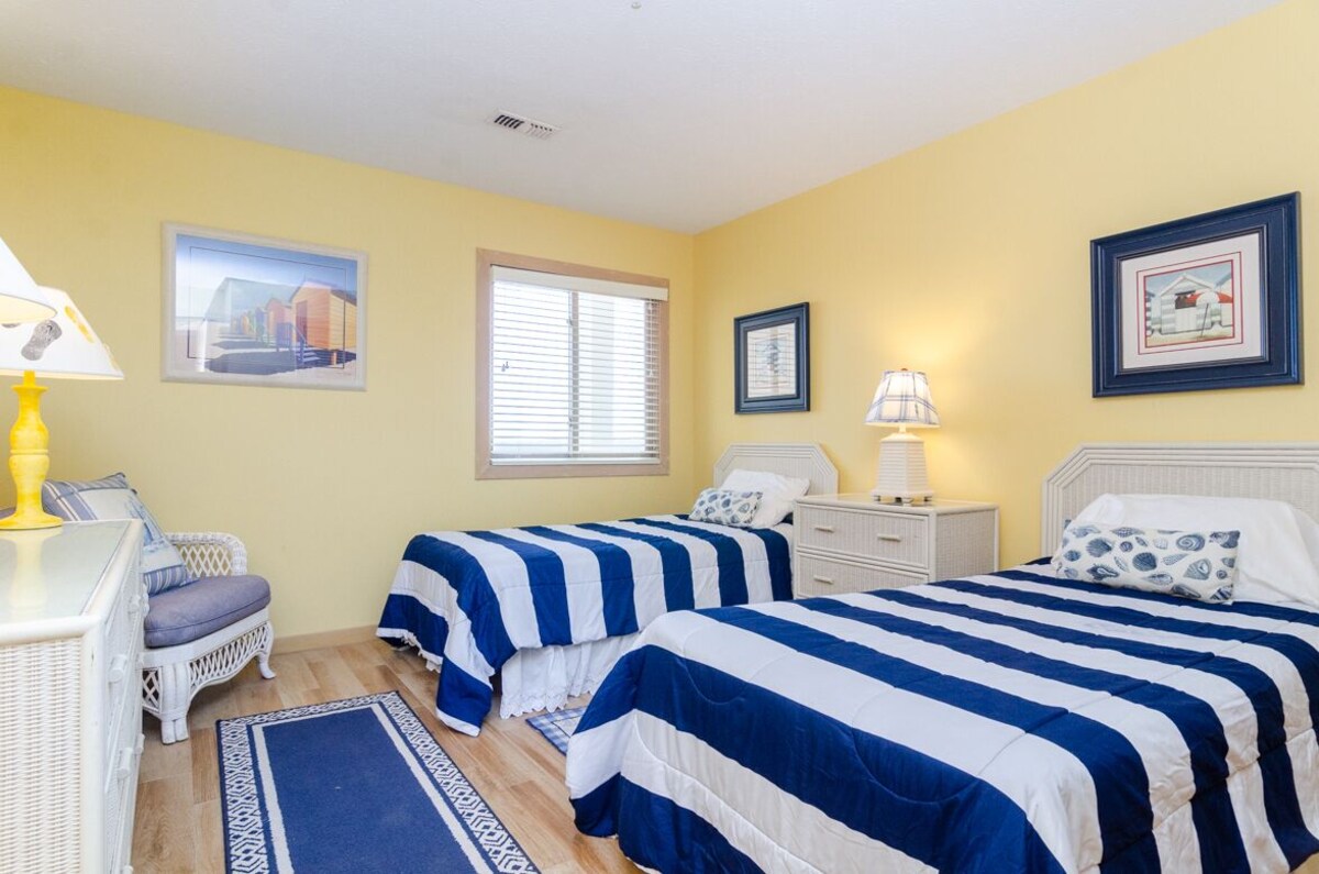 Comfortable oceanfront condo in Wrightsville Dunes