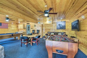 Game Room | Cable TV | Mountain-Themed Furnishings