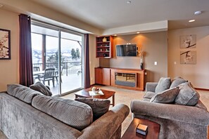 Living Room | Sleeper Sofa | Free WiFi | Electric Fireplace