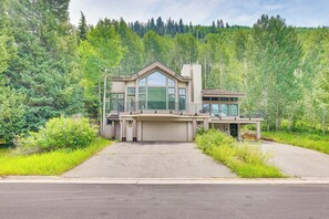 Exterior | Parking | Garage (1 Vehicle) | Driveway (2 Vehicles)