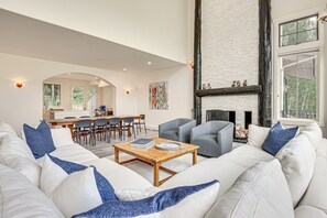 Living Room | Free WiFi | Central A/C | Smart TV | Wood-Burning Fireplace
