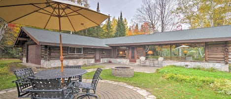 An unforgettable getaway awaits you at this Trout Lake vacation rental cottage!