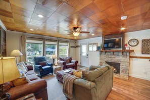 Living Room | Free WiFi | Gas Fireplace